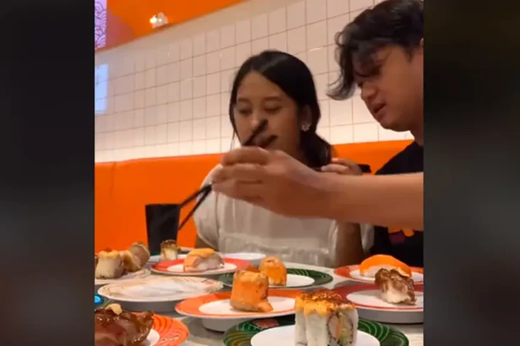 Viral! Sepasang Kekasih...