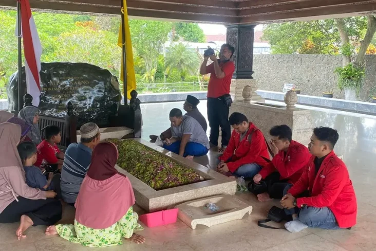 Di Makam Bung Karno,...