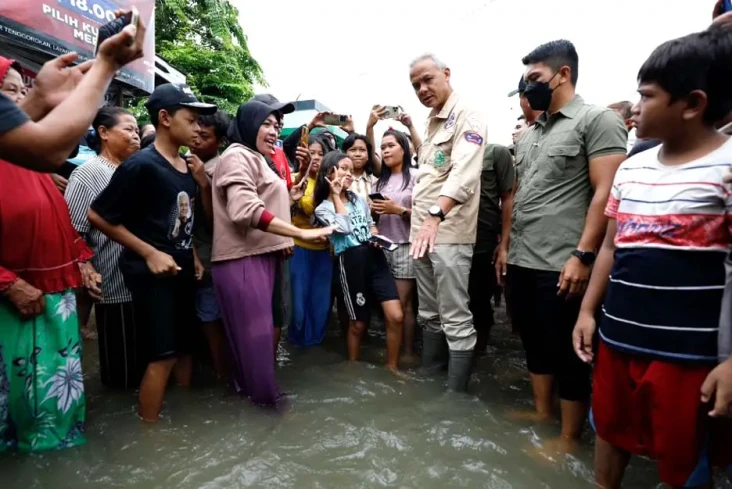 Sambangi Korban Banjir...