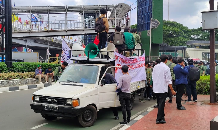 Ratusan Mahasiswa Gelar...