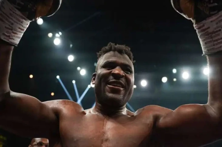 Francis Ngannou Kalahkan...