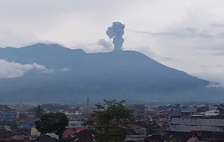 Aktivitas Erupsi Gunung...