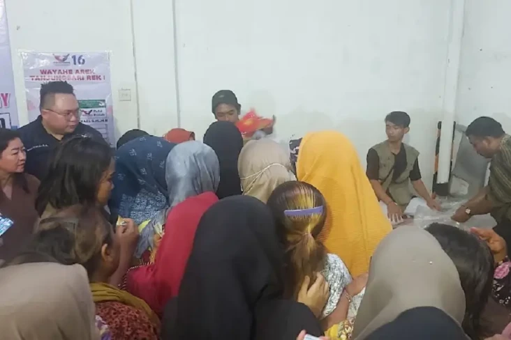 Gelar Pasar Murah di...