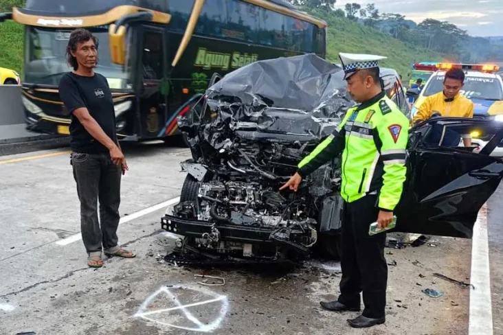 Innova Tabrak Truk di...