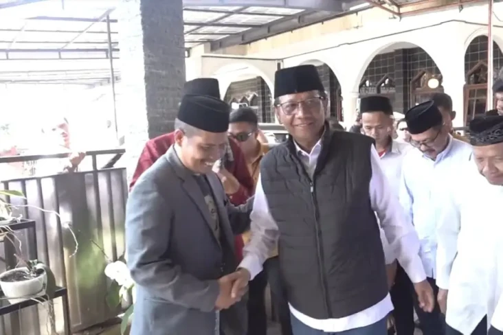 Mahfud MD Ziarah Makam...