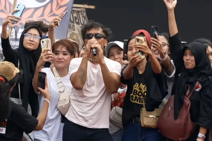 Slank Ajak Penonton...