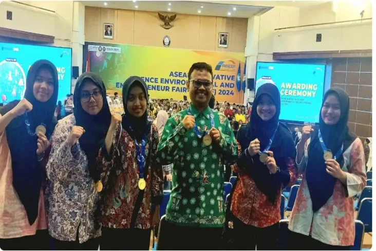 Teliti Kulit Pisang,...