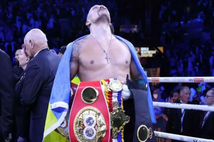 Oleksandr Usyk Kalahkan...