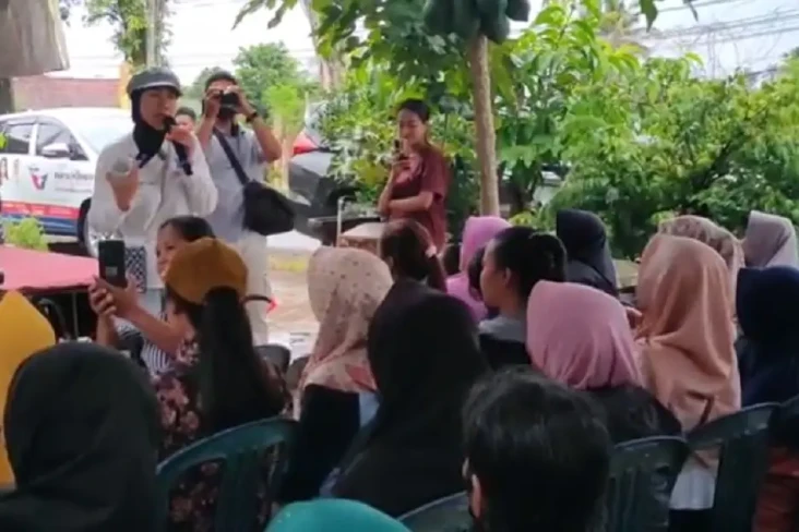 Ratusan Emak-emak di...