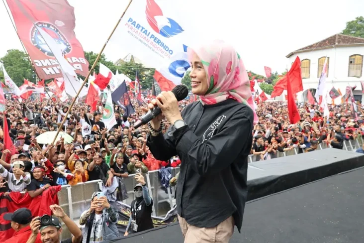 Hajatan Rakyat di Solo,...