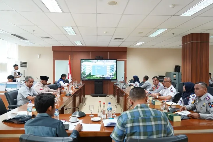 Raker Komisi III dengan...