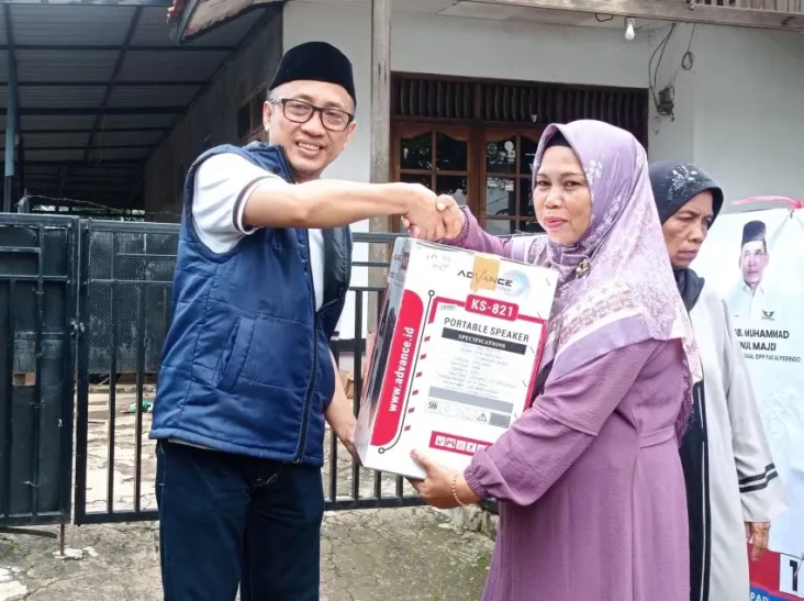 Caleg Perindo Beri Bantuan...
