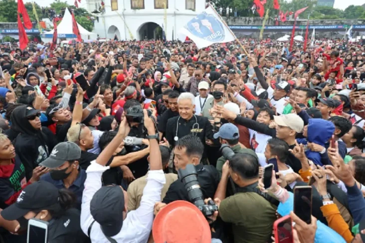 Ratusan Ribu Warga Solo...