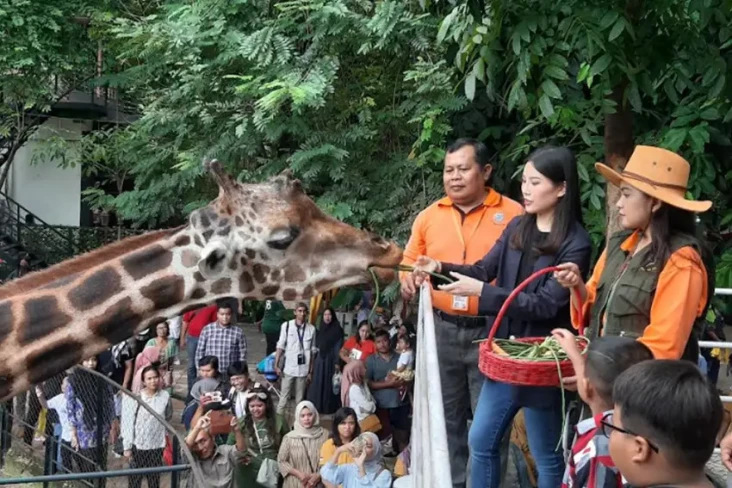 Kunjungi Kebun Binatang...