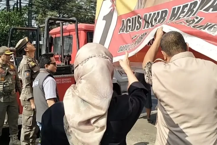 Petugas Gabungan Tertibkan...