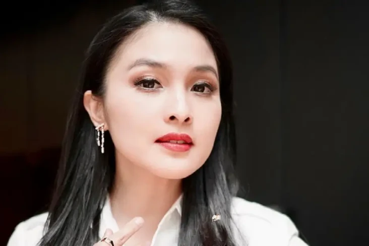 Sandra Dewi Bagi-Bagi...