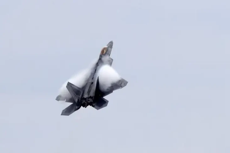 Jet Tempur Siluman F-22...