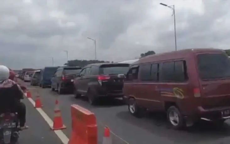 Macet Panjang di Jembatan...