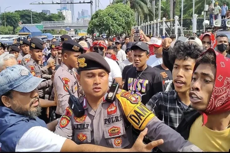 Ricuh, Massa Pro dan...