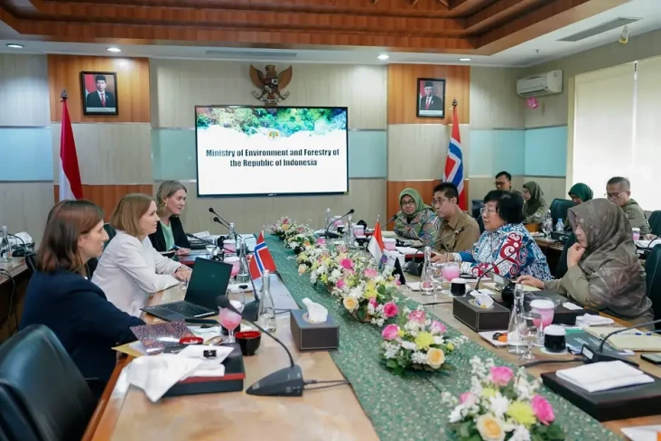 Menteri Siti Bertemu...