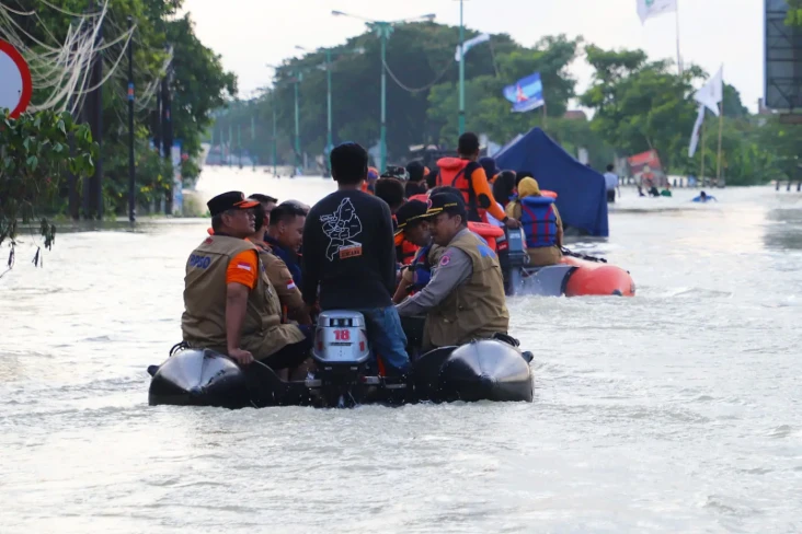 Banjir Bandang Terjang...