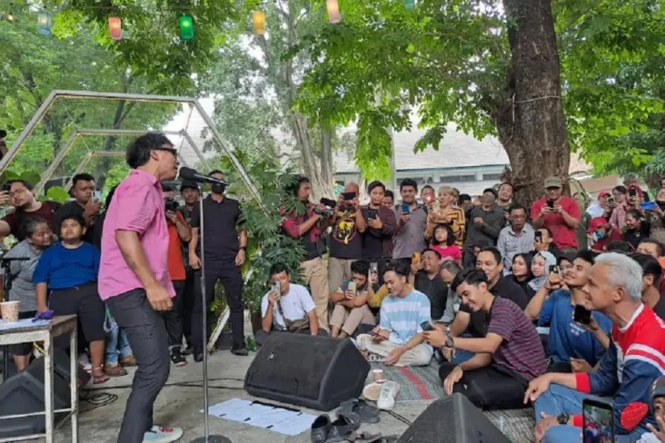 Ganjar Duduk Lesehan...