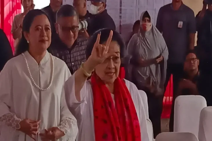Megawati Tunjukkan Salam...