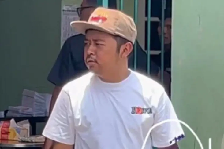 Cara Pria Ini Celupkan...