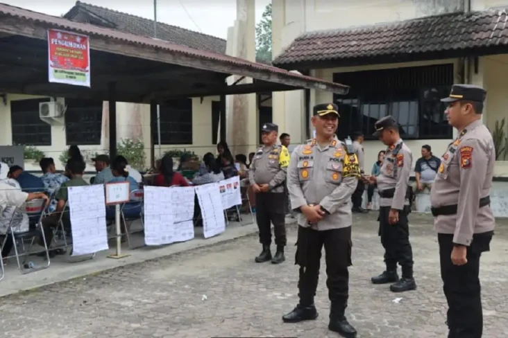 Tinjau TPS Pemilu 2024,...