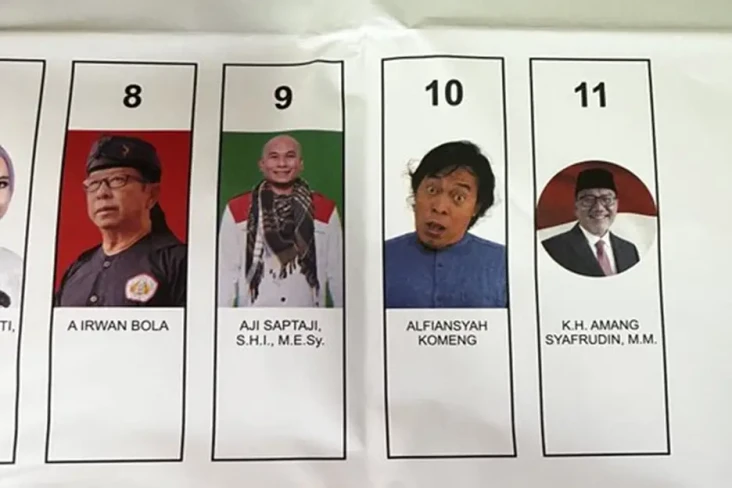 Viral Foto Komeng di...