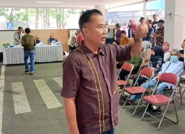 Ikut Antre Bareng Warga,...