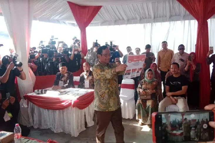 Pasangan Ganjar-Mahfud...