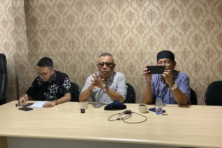 Prabowo-Gibran Deklarasi...