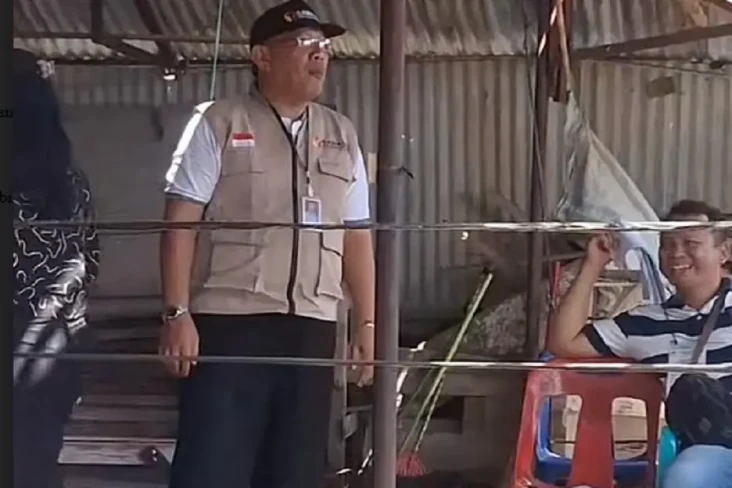 Viral Petugas Cari Paku...