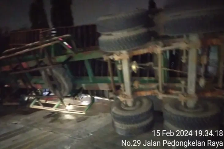 Truk Trailer Terguling...