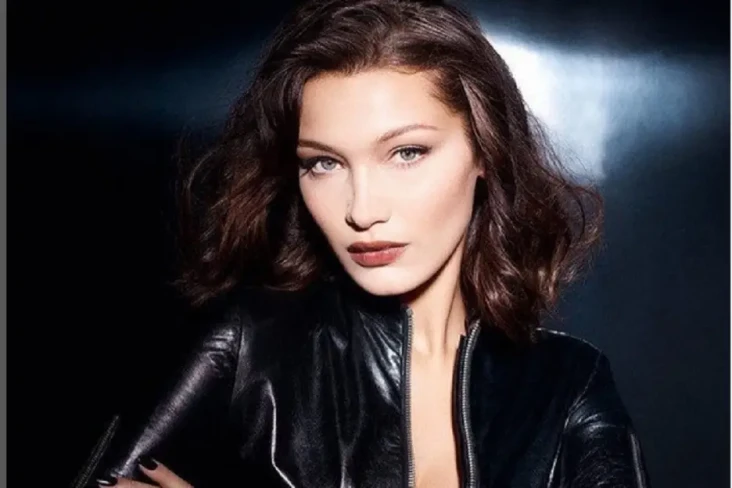 Bella Hadid Unggah Kue...