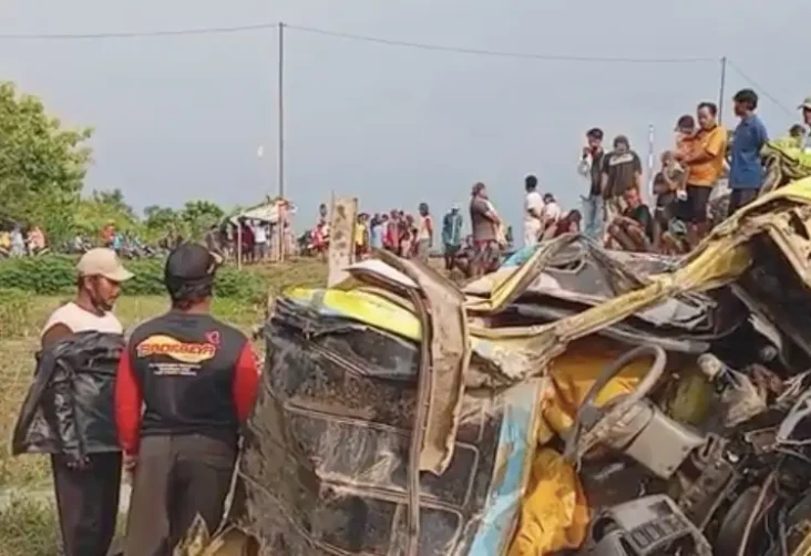 Dump Truk Tertabrak...