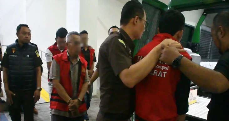 4 Tersangka Korupsi...