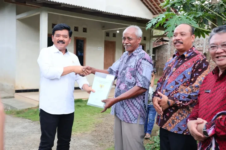 Menteri Hadi Serahkan...