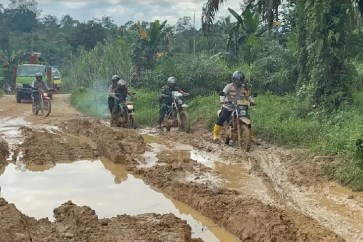 Jalanan Rusak Berat,...