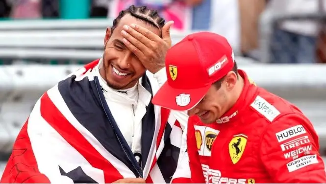 Lewis Hamilton Menyeberang...