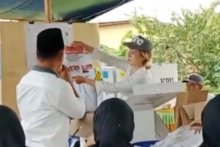 Viral Kotak Terisi Surat...