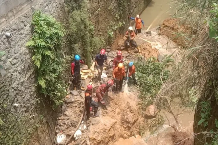 Tebing Longsor di Muarasari...