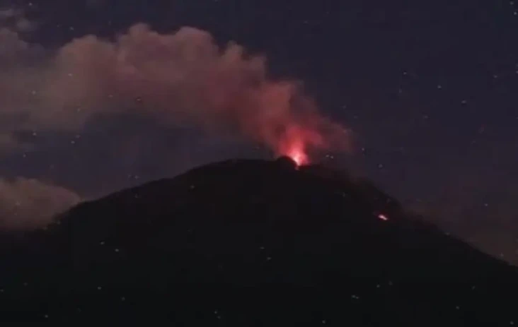 Gunung Ile Lewotolok...