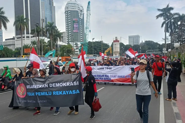 Ratusan Peserta Aksi...