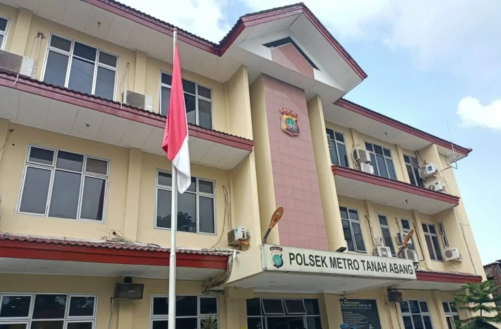 16 Tahanan Kabur dari...