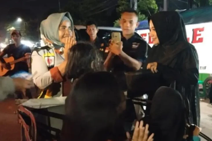 Wanita Pengayuh Becak...