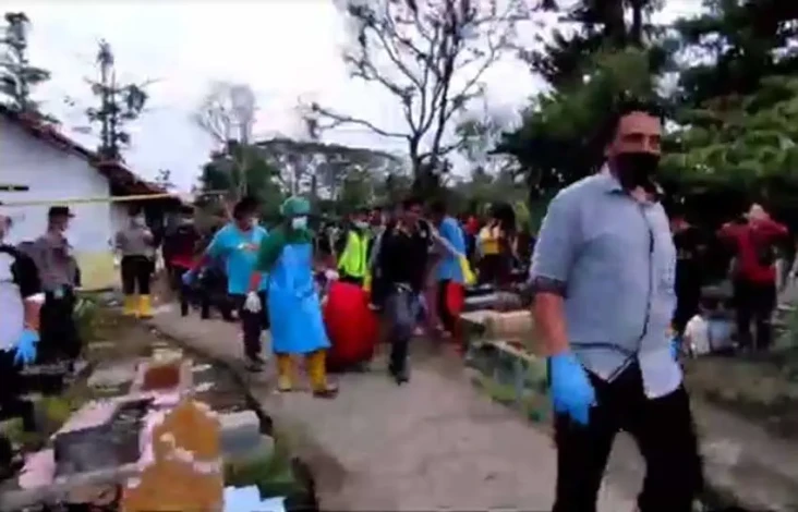 Mayat Perempuan di Kuburan,...