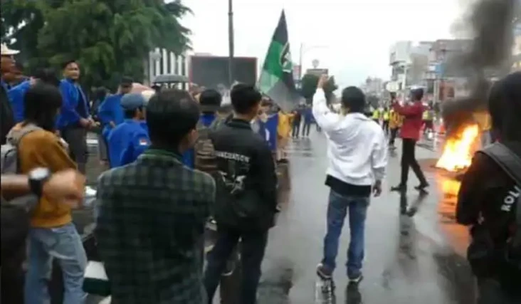Kritik Penguasa Tidak...