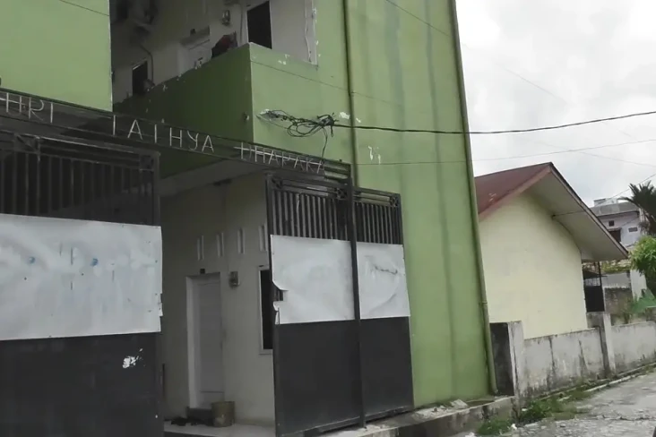 Gempar, Penjaga Kos...